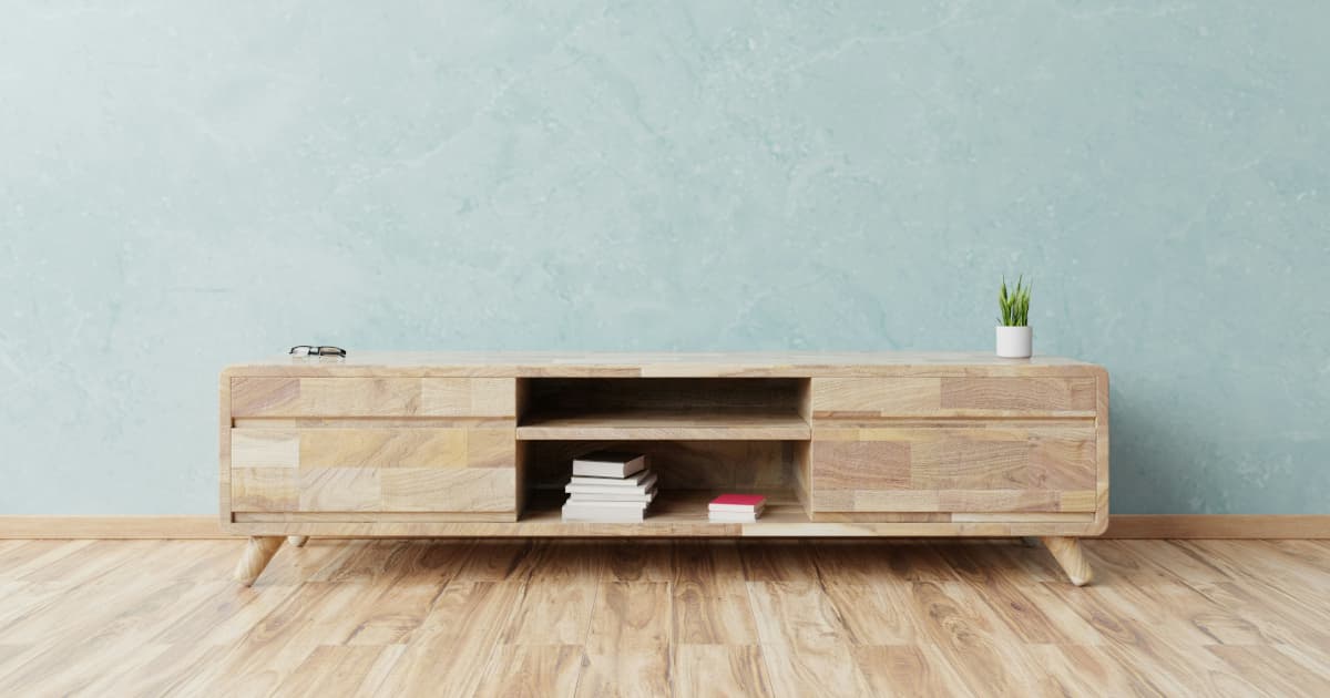 Author Elizabeth Graham Criticizes Trump's Sedition Accusations Against Senator Kelly as Hypocritical